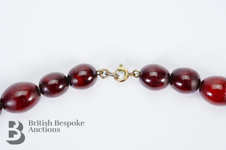 Red Amber graduated bead necklace, on a wire clasp. The beads measure from 7mm to 27mm, 46 cms in - Image 4 of 4