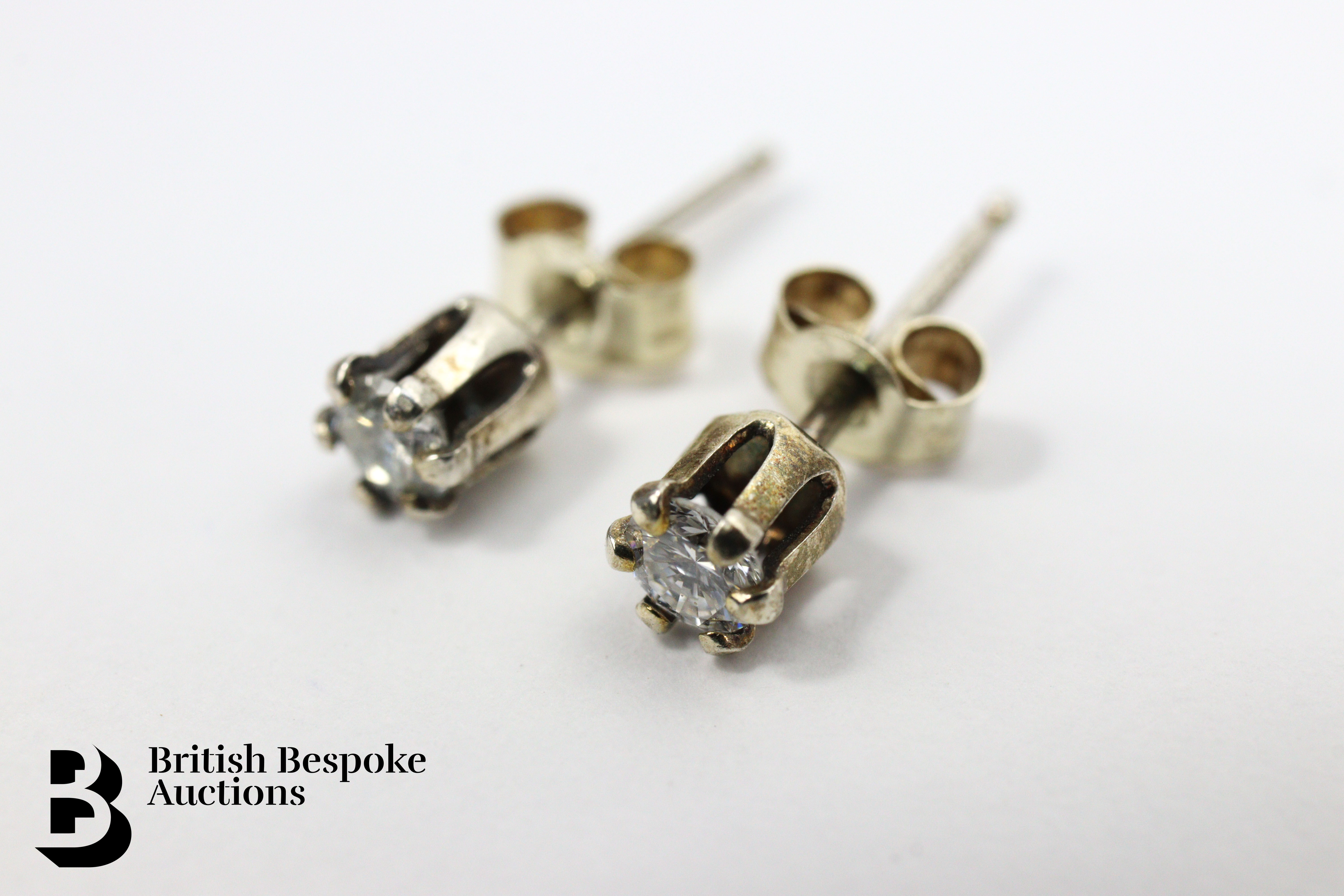 Pair of 9ct Gold Diamond Ear Studs - Image 3 of 4