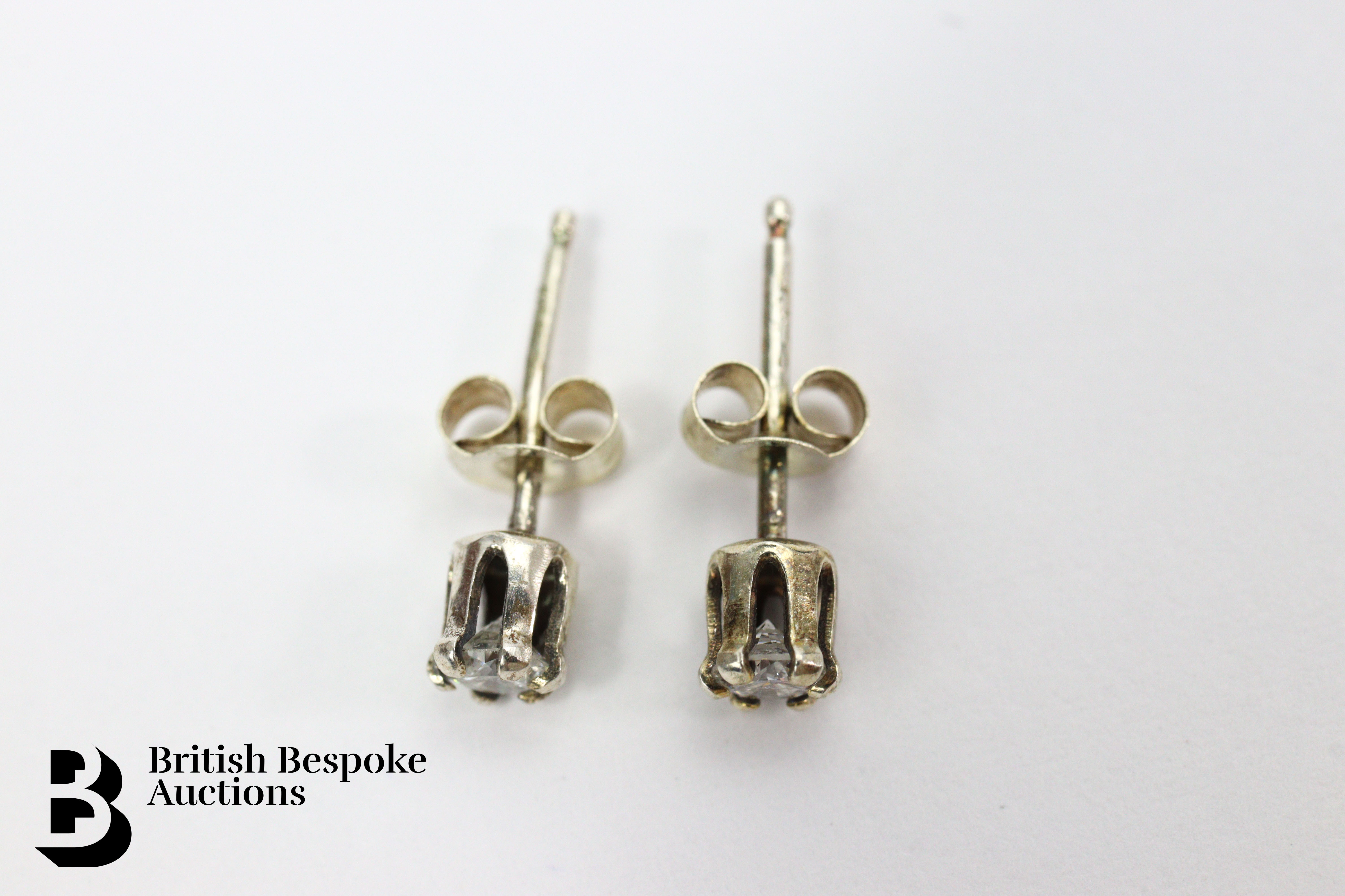 Pair of 9ct Gold Diamond Ear Studs - Image 4 of 4