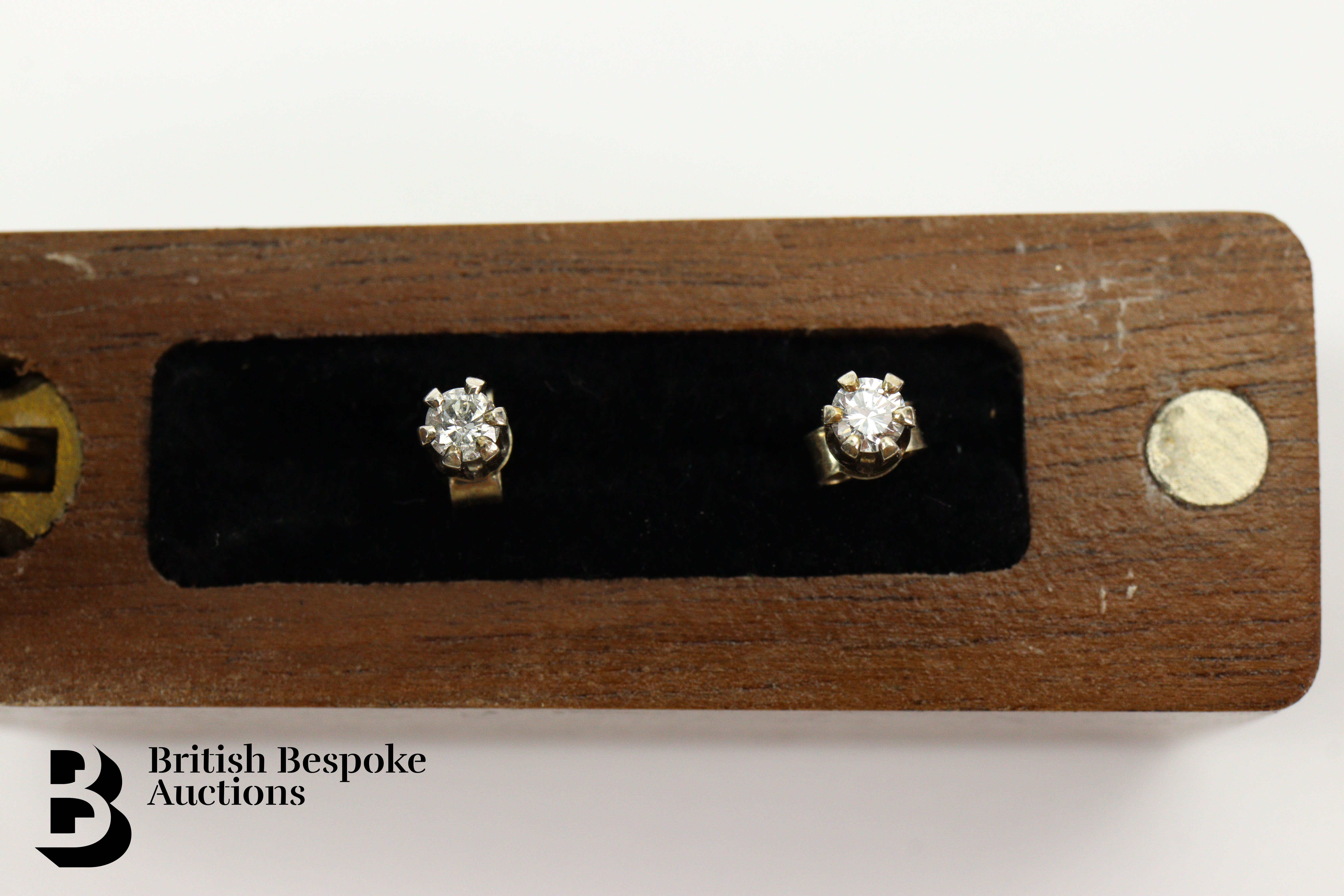 Pair of 9ct Gold Diamond Ear Studs - Image 2 of 4