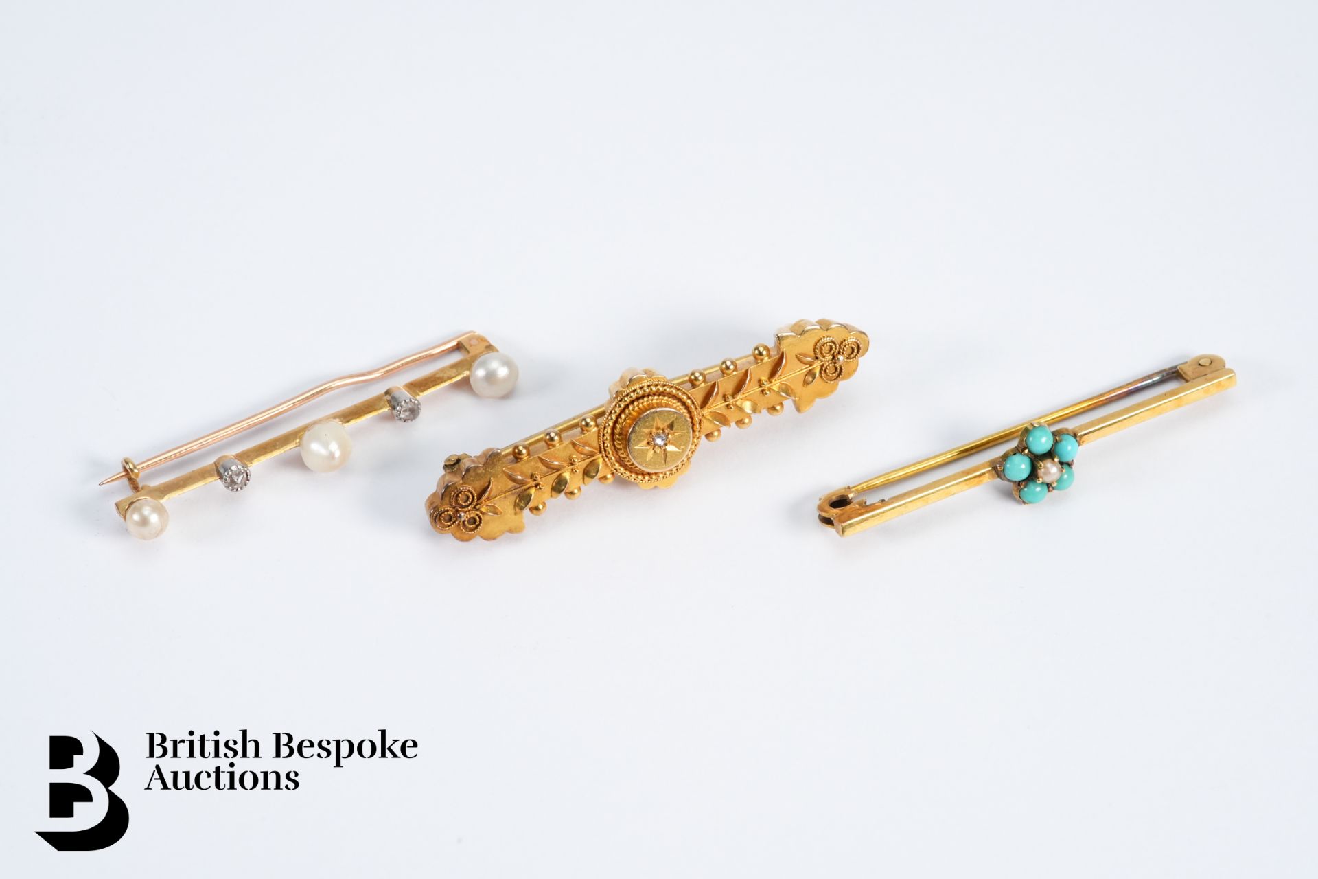 15ct and 18ct Bar Brooches - Image 3 of 3