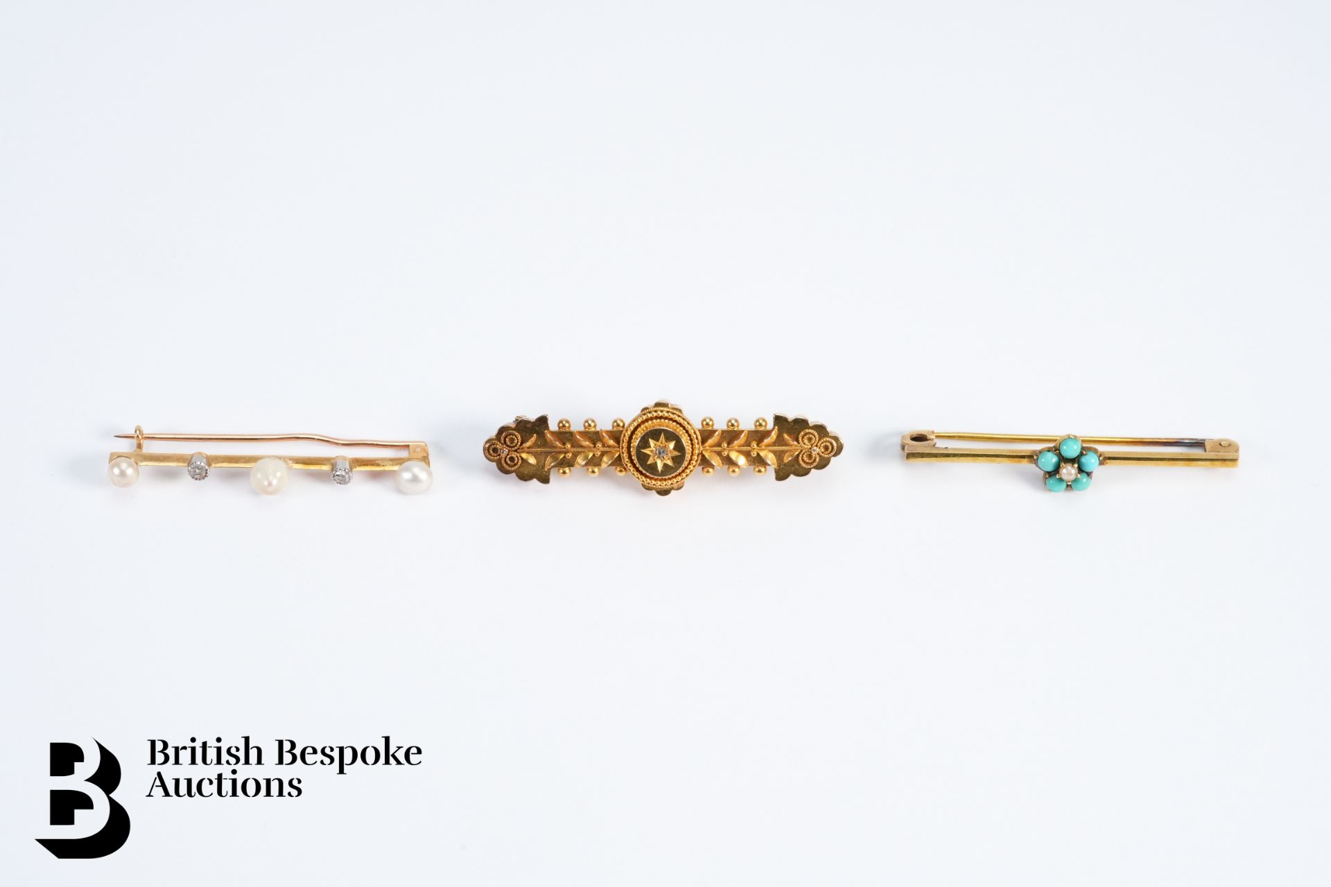 15ct and 18ct Bar Brooches - Image 2 of 3