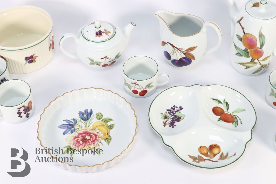 Royal Worcester Evesham Ware - Image 4 of 11