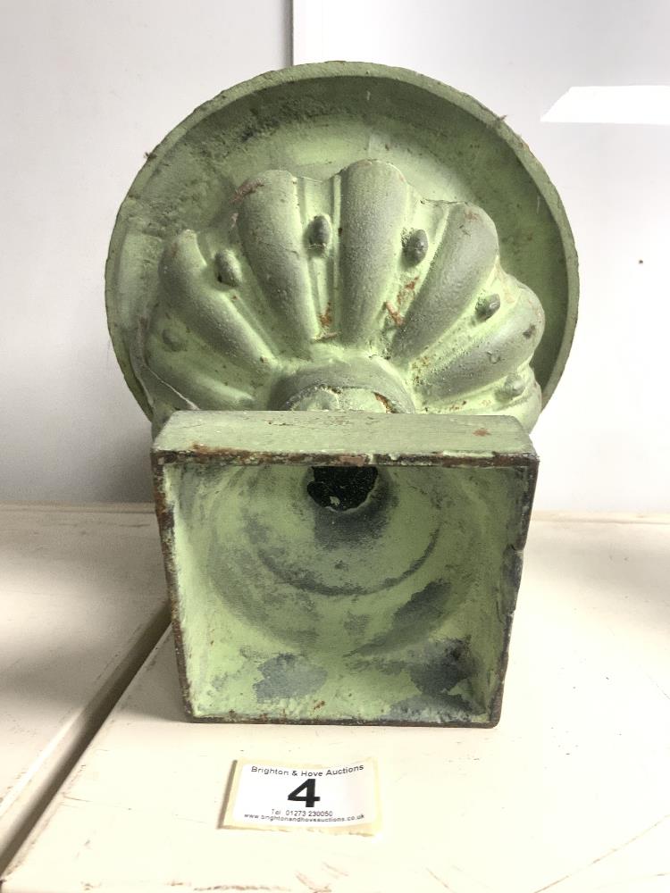 A SMALL CAST IRON GREEN PAINTED FLUTED URN ON SQUARE BASE. 26X26. - Image 3 of 3