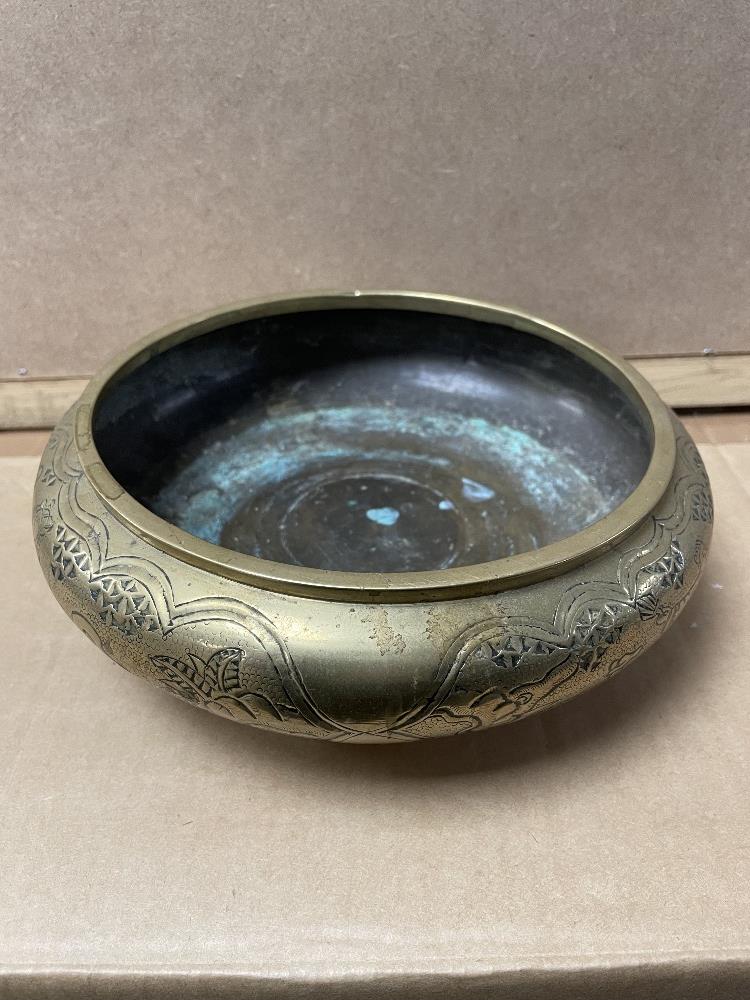 CHINESE BRONZE INCENSE BOWL WITH CHARACTER MARKS TO BASE 20 CM