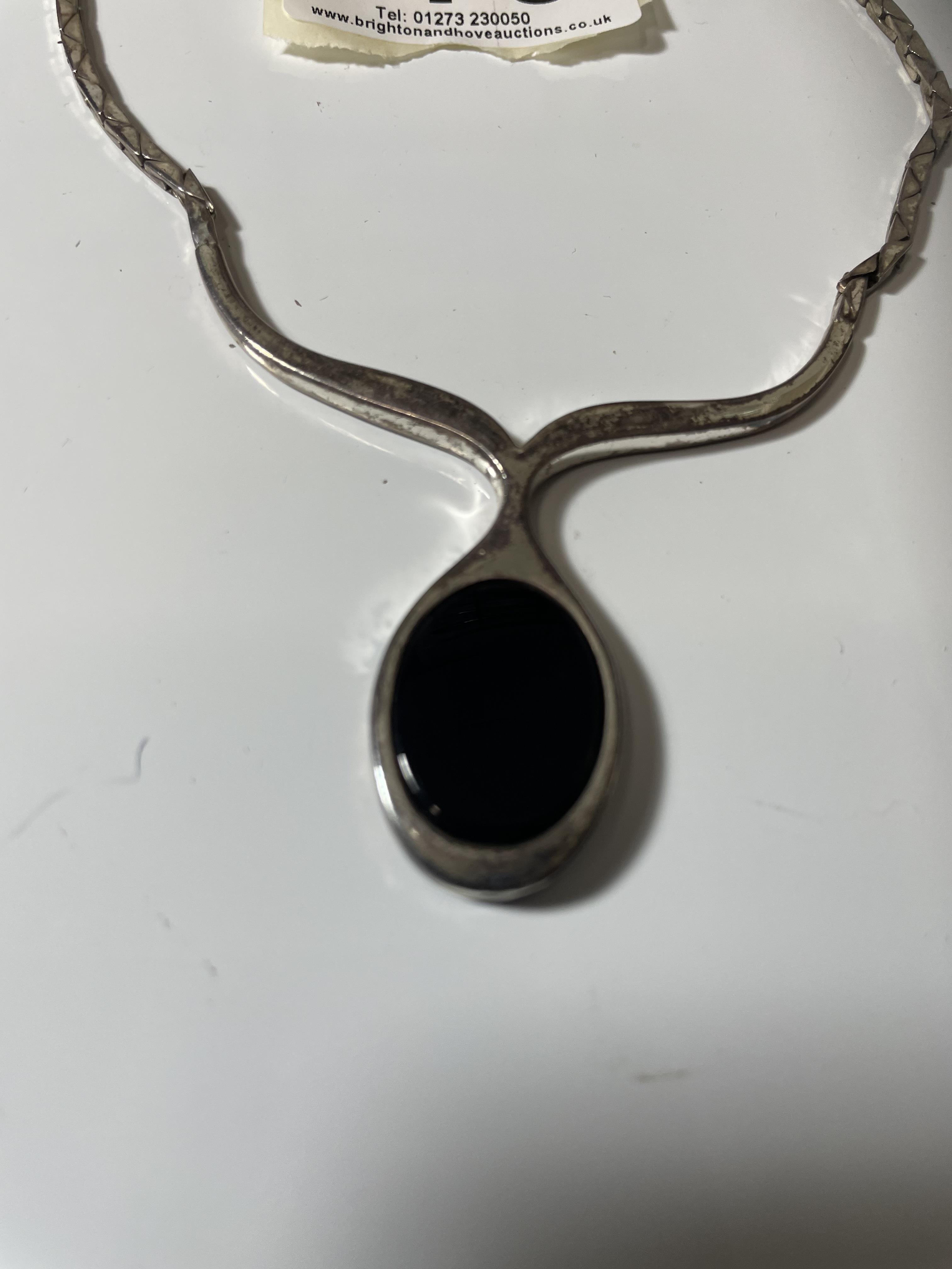 A WHITE METAL NECKLACE COMBINED BLACK ONYX PENDANT, STAMPED 835, AND A WHITE METAL BRACELET - Image 4 of 5
