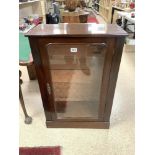 VINTAGE MAHOGANY DISPLAY CABINET WITH INTERNAL GLASS SHELVES 63 X 92 X 31CM