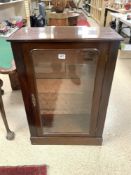 VINTAGE MAHOGANY DISPLAY CABINET WITH INTERNAL GLASS SHELVES 63 X 92 X 31CM