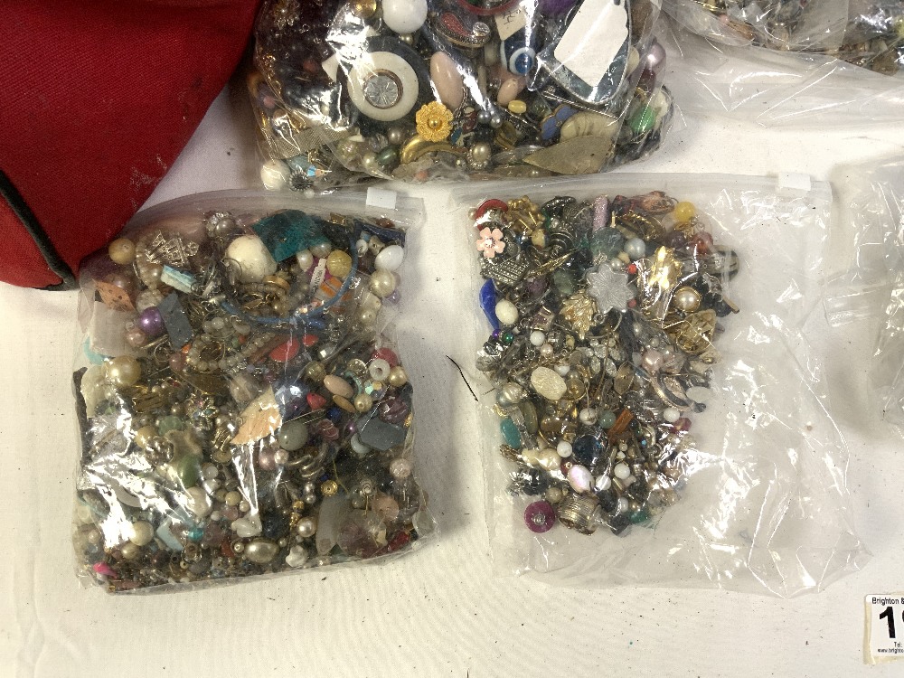 A QUANTITY OF COSTUME JEWELERY. - Image 3 of 6