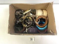 QUANTITY OF VINTAGE COSTUME JEWELLERY