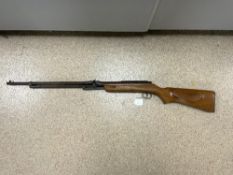 A VINTAGE AIR RIFLE, MODEL 322, WITH SERIAL NUMBER - 11763.