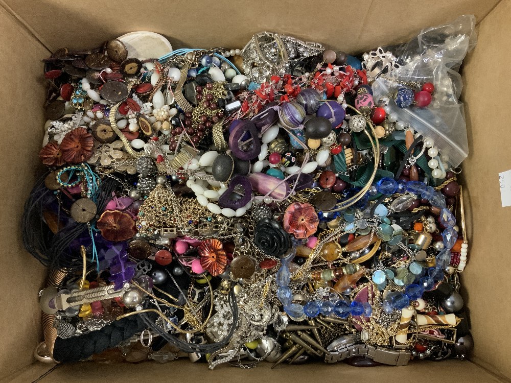 A LARGE QUANTITY OF COSTUME JEWELLERY. - Image 4 of 6