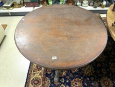 A VICTORIAN MAHOGANY CIRCULAR DINING TABLE ONTRIPOD BASE. 118CMS DIAMETER.