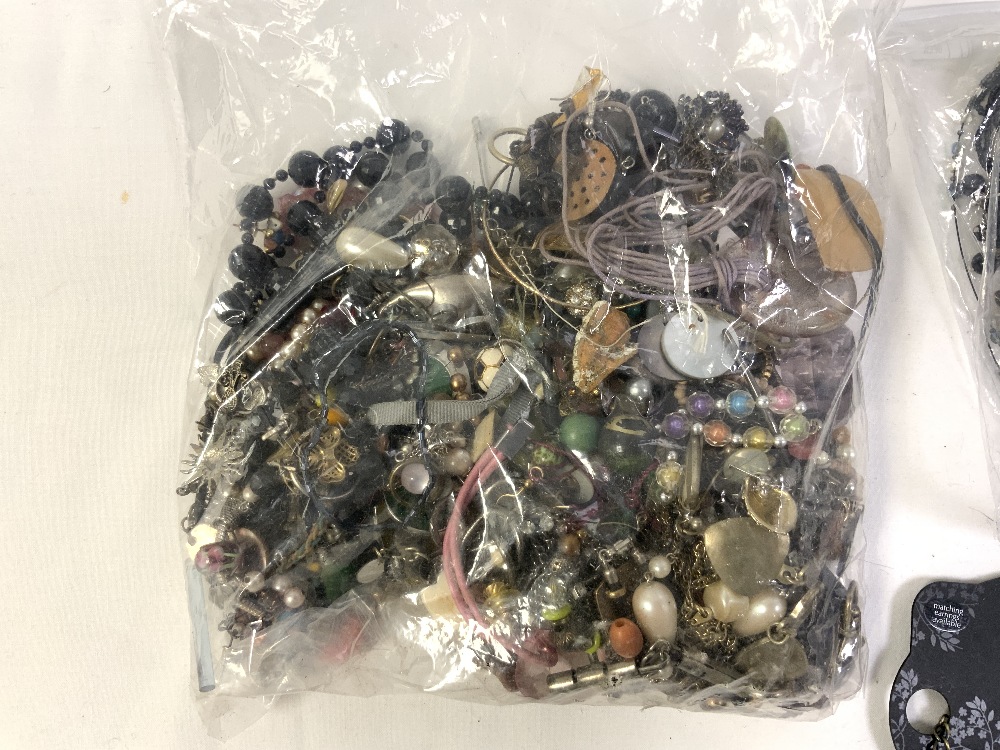 A QUANTITY OF COSTUME JEWELLERY. - Image 2 of 7