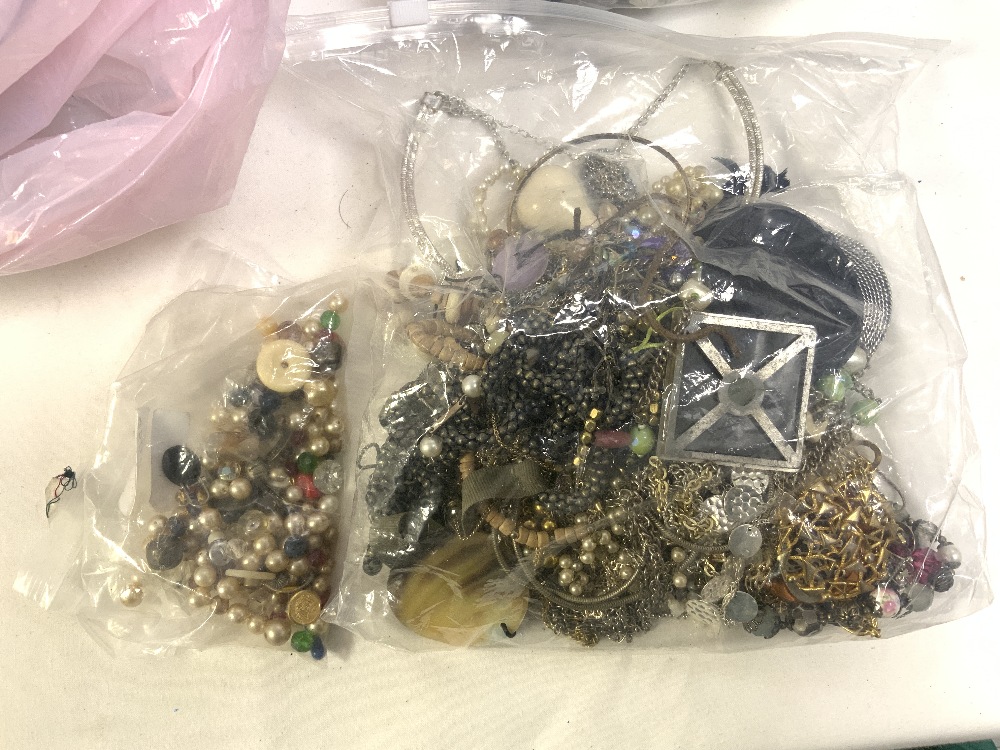 A QUANTITY OF COSTUME JEWELERY. - Image 5 of 8