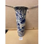 LARGE 19TH CENTURY CHINESE BLUE AND WHITE BEAKER VASE WITH FOUR CHARACTER MARKS TO BASE 31CM A/F
