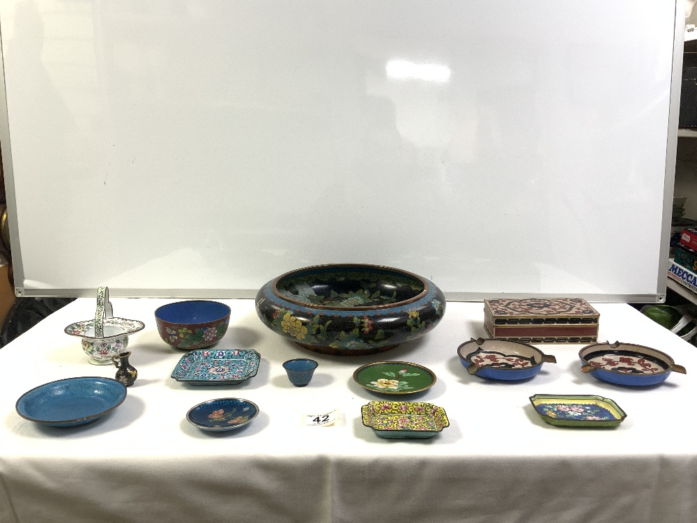 CHINESE CLOISONNE CIRCULAR BOWL, 30 CMS DIAMETER, CLOISONNE RICE BOWL, AND OTHER CLOISONNE AND - Image 3 of 8