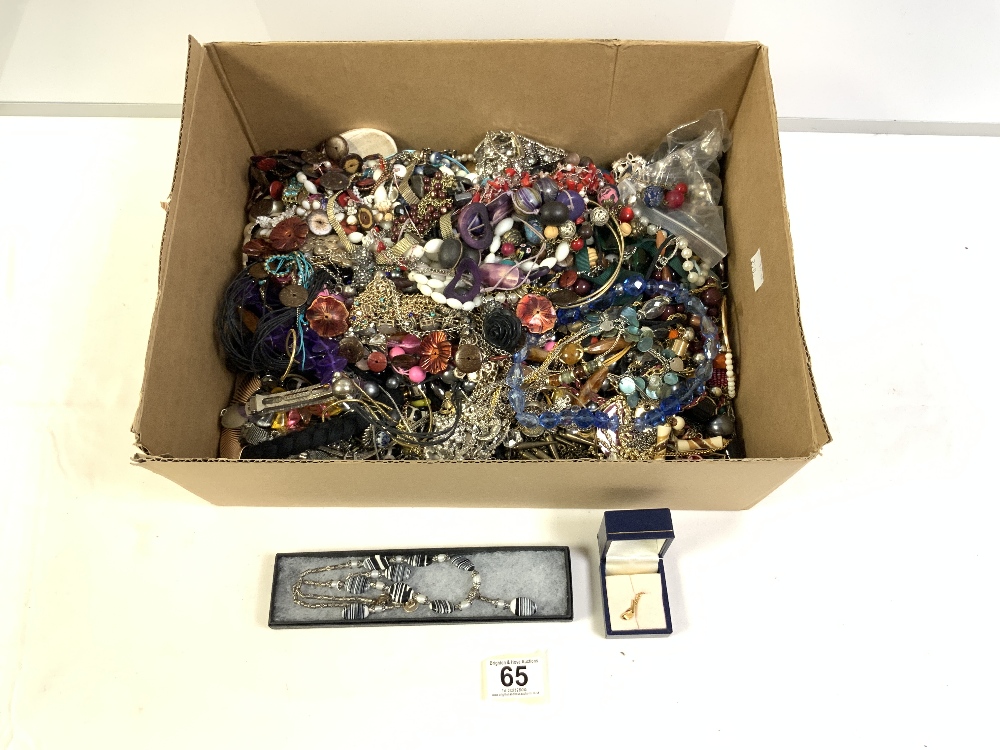A LARGE QUANTITY OF COSTUME JEWELLERY.