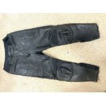 A PAIR OF FRANK THOMAS BLACK LEATHER MOTORBIKE TROUSERS. UK SIZE 32.