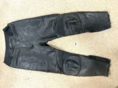 A PAIR OF FRANK THOMAS BLACK LEATHER MOTORBIKE TROUSERS. UK SIZE 32.