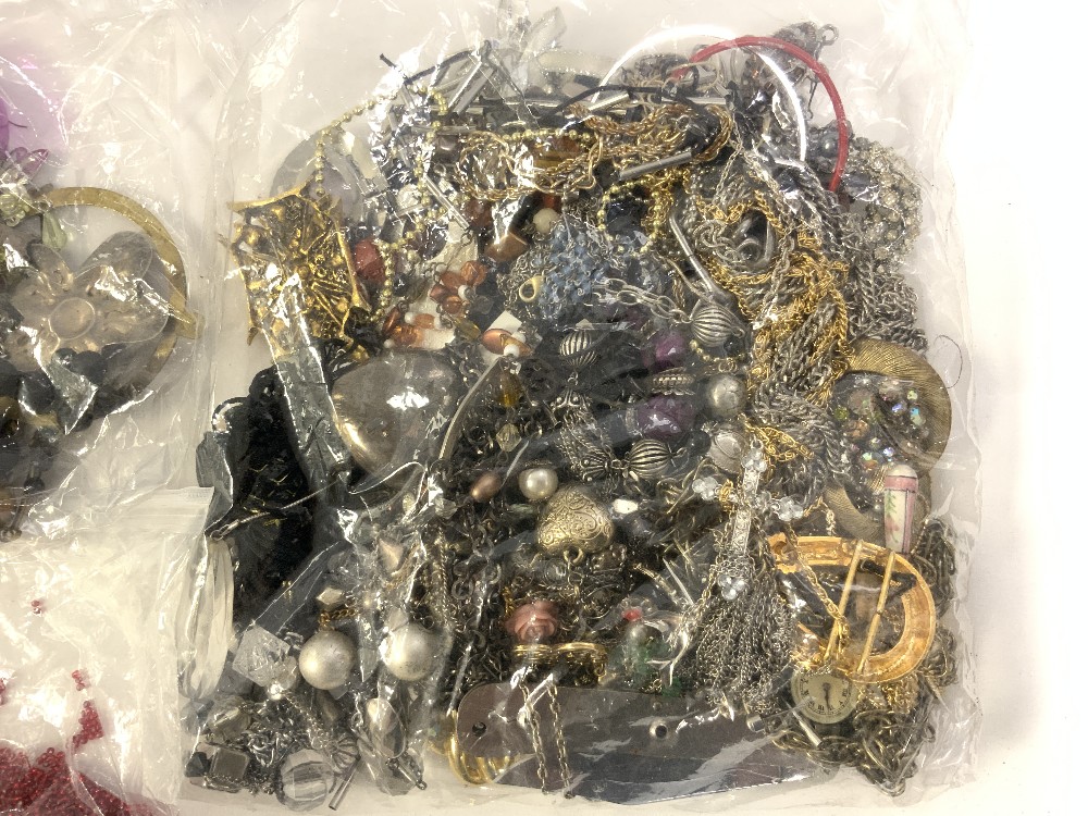 A QUANTITY OF COSTUME JEWELLERY. - Image 5 of 7