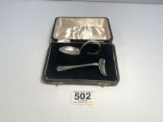 HALLMARKED SILVER BABYS SPOON AND PUSHER IN FITTED BOX.