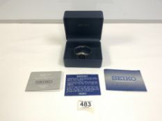 A SEIKO GENTS QUARTZ WRISTWATCH ON A STEEL STRAP. SERIAL NUMBER 036162