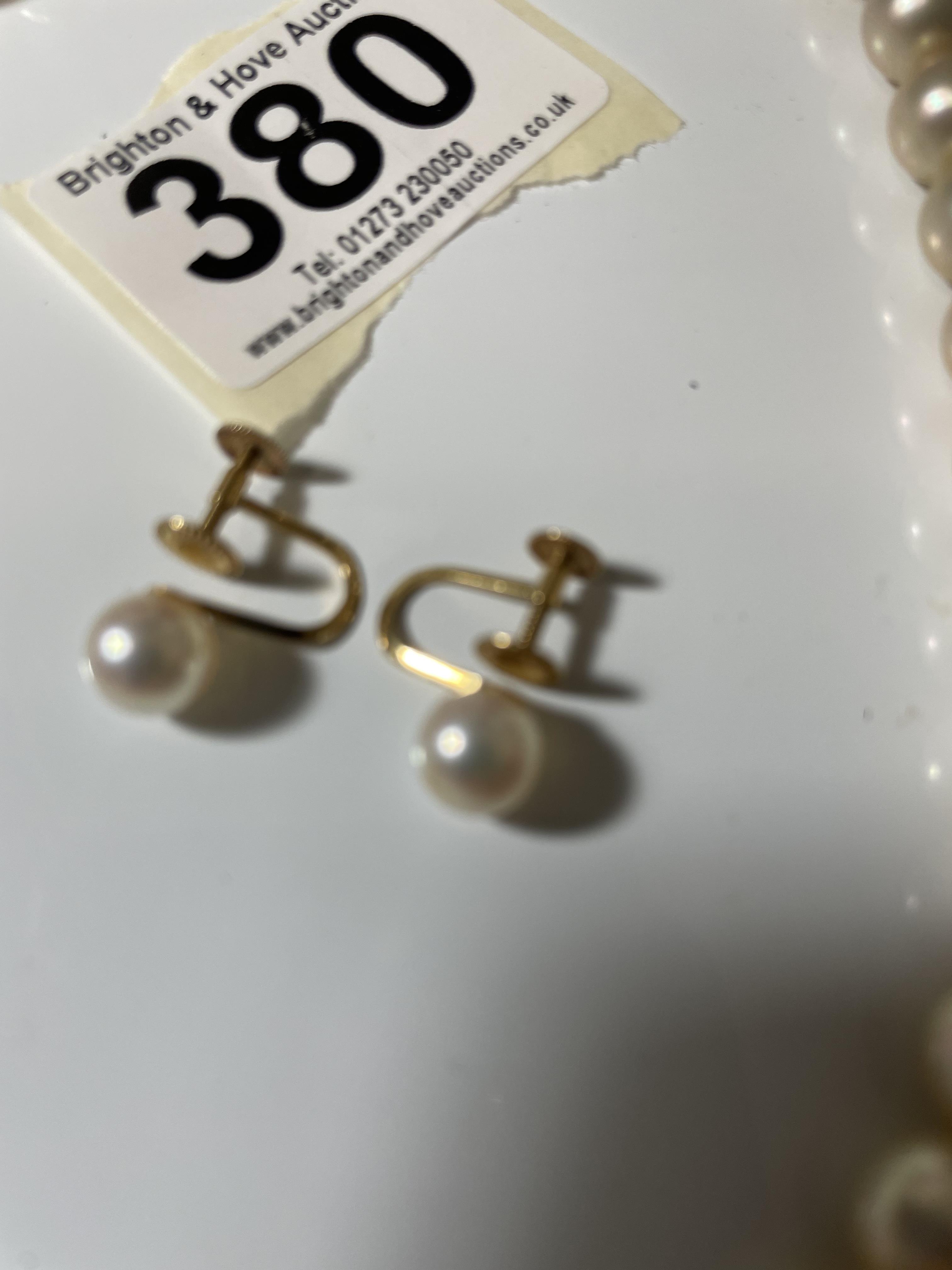 A PEARL NECKLACE WITH YELLOW METAL 18K CLASP AND PAIR OF PEARL AND 18K EARINGS. - Image 2 of 4