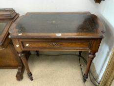 A NINETEENTH CENTURY FRENCH ROSEWOOD BUREAU PLAT, WITH BROWN LEATHER TOP AND A SINGLE DRAWER.