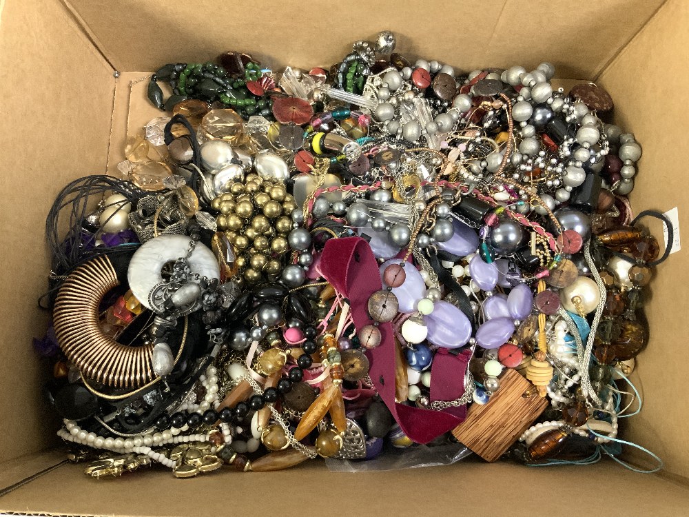 A LARGE QUANTITY OF COSTUME JEWELLERY. - Image 6 of 6