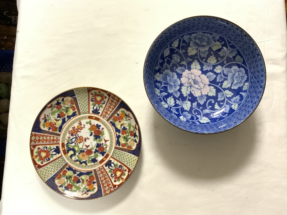 CHINESE BLUE AND WHITE BOWL, CHINESE IMARI PLATE, AND A CERAMIC COCKATOO, 30 CMS. - Image 2 of 6