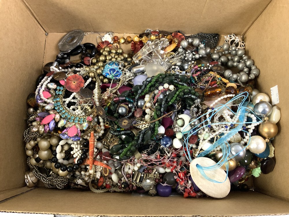 A LARGE QUANTITY OF COSTUME JEWELLERY. - Image 5 of 6