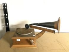 OAK-CASED WIND-UP GRAMOPHONE WITH A SMALL" HORN" NO MAKER!