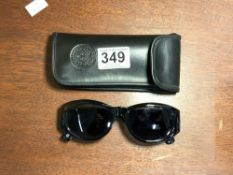 PAIR OF GIANNI VERSACE SUNGLASSES AND CASE MOD 4V4 COL 852 BK