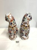 A PAIR OF 20 CENTURY JAPANESE IMARI FIGURES OF CATS, 25 CMS