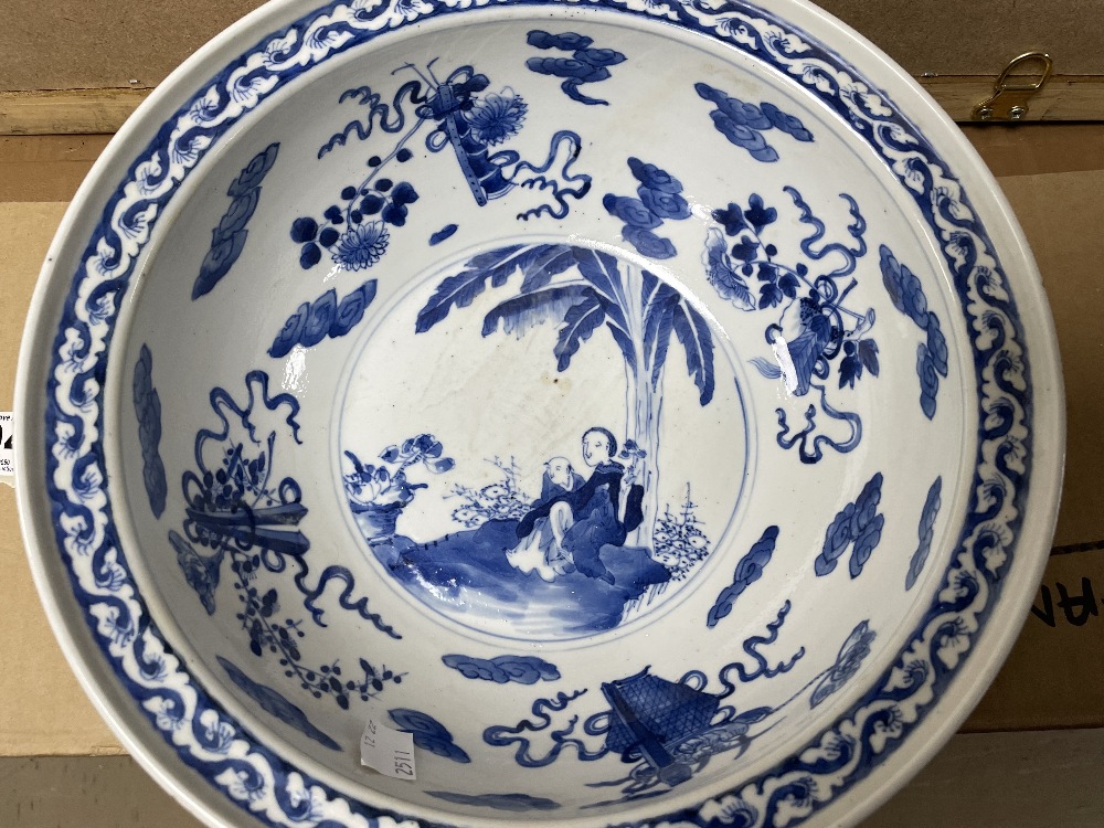 19TH CENTURY CHINESE BLUE AND WHITE BOWL DECORATED WITH FIGURES AND FLOWERS 28CM DIAMETER - Image 2 of 4