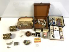 A QUANTITY OF COSTUME JEWELLERY.