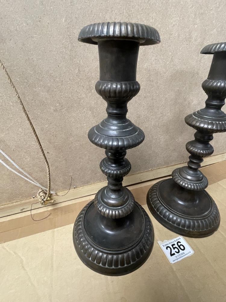 PAIR OF REGENCY STYLE BRONZE BALUSTER CANDLESTICKS WITH TRIPLE KNOPPED STEMS 25CM - Image 2 of 3