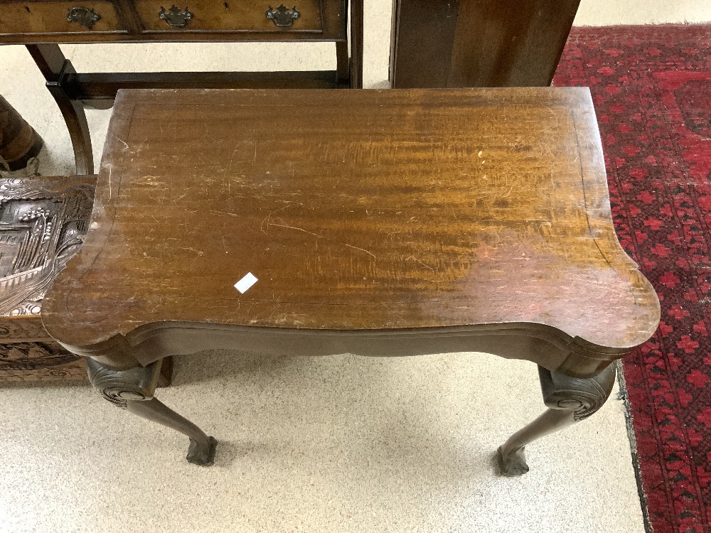 VINTAGE MAHOGANY FOLDING CARD TABLE ON BALL AND CLAW FEET - Image 4 of 4