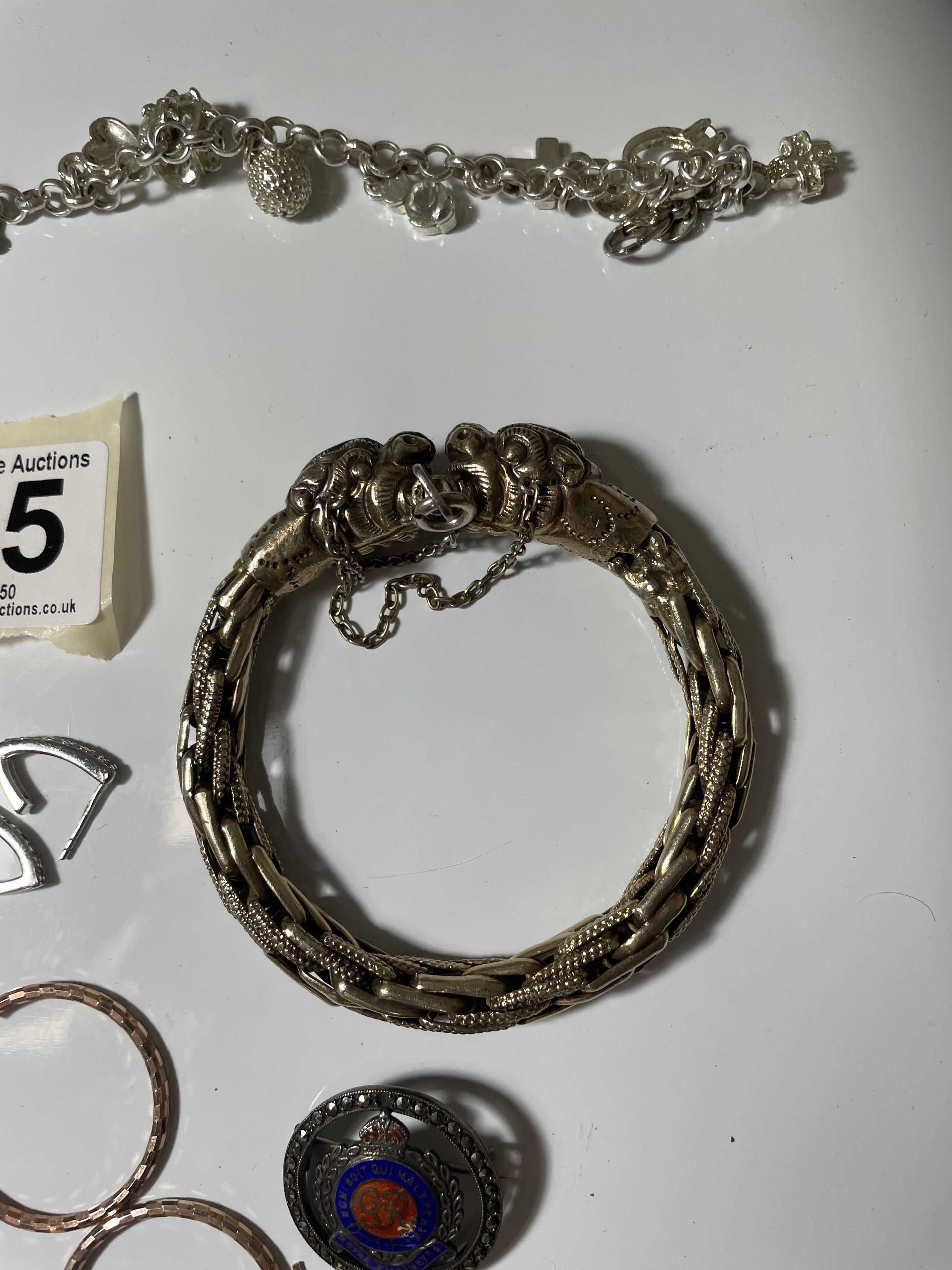 A YELLOW METAL ATICULATED CHINESE FOE DOG BRACELET, A PAIR OF YELLOW METAL HOOP EARINGS, SILVER - Image 4 of 4