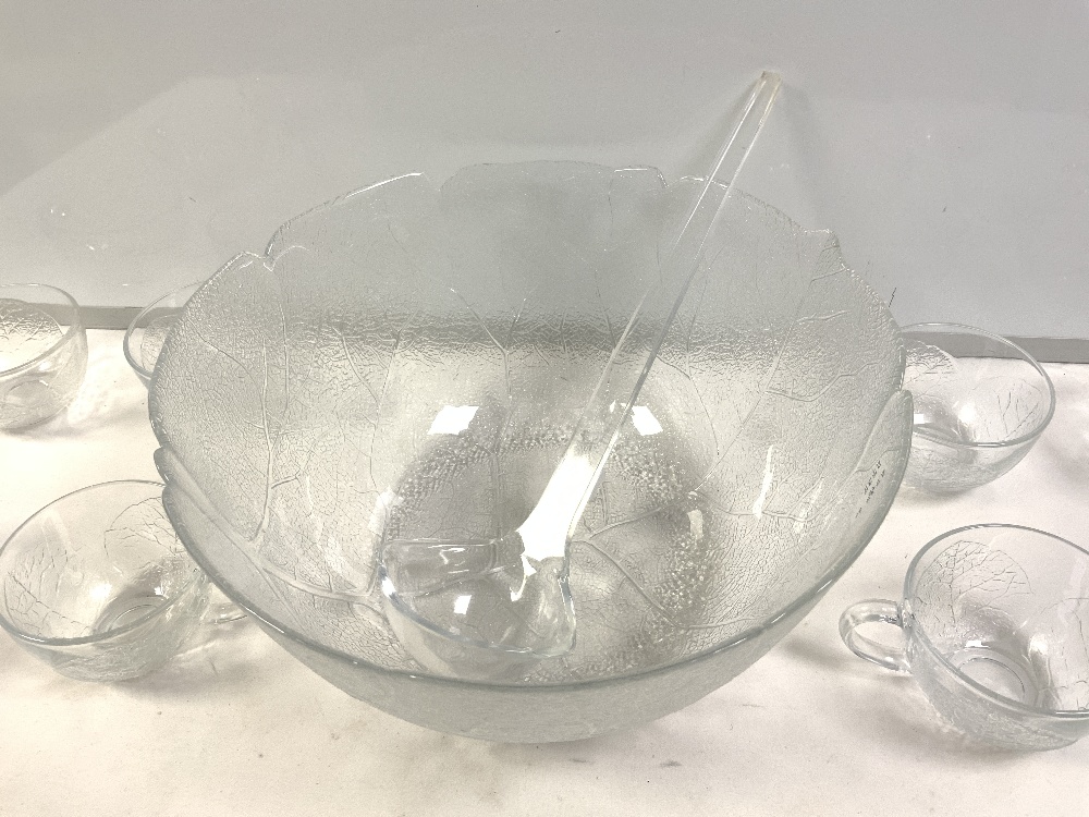 A MOULDED GLASS LEAF DESIGN PUNCH BOWL AND TWELVE MATCHING CUPS. - Image 5 of 6