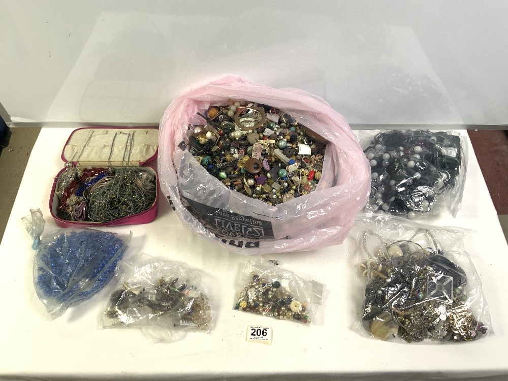 A QUANTITY OF COSTUME JEWELERY. - Image 2 of 8