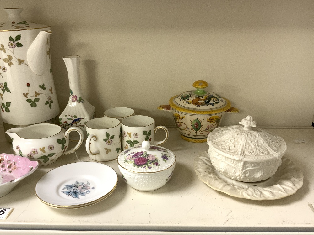 A WEDGEWOOD WILD STRAWBERRY PATTERN TEN PIECE PART COFFEE SET, SALT GLAZE EMBOSSED POT AND COVER AND - Image 4 of 12