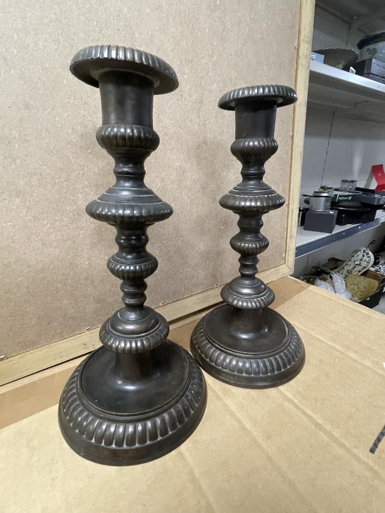 PAIR OF REGENCY STYLE BRONZE BALUSTER CANDLESTICKS WITH TRIPLE KNOPPED STEMS 25CM - Image 3 of 3