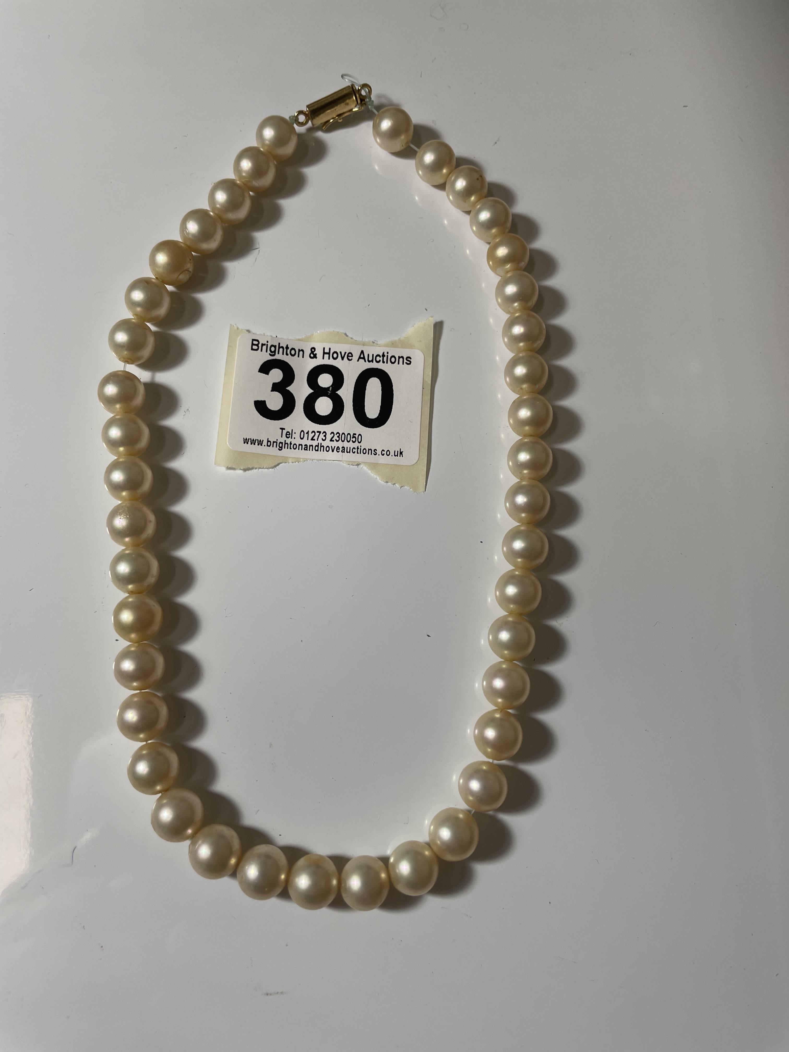 A PEARL NECKLACE WITH YELLOW METAL 18K CLASP AND PAIR OF PEARL AND 18K EARINGS. - Image 3 of 4