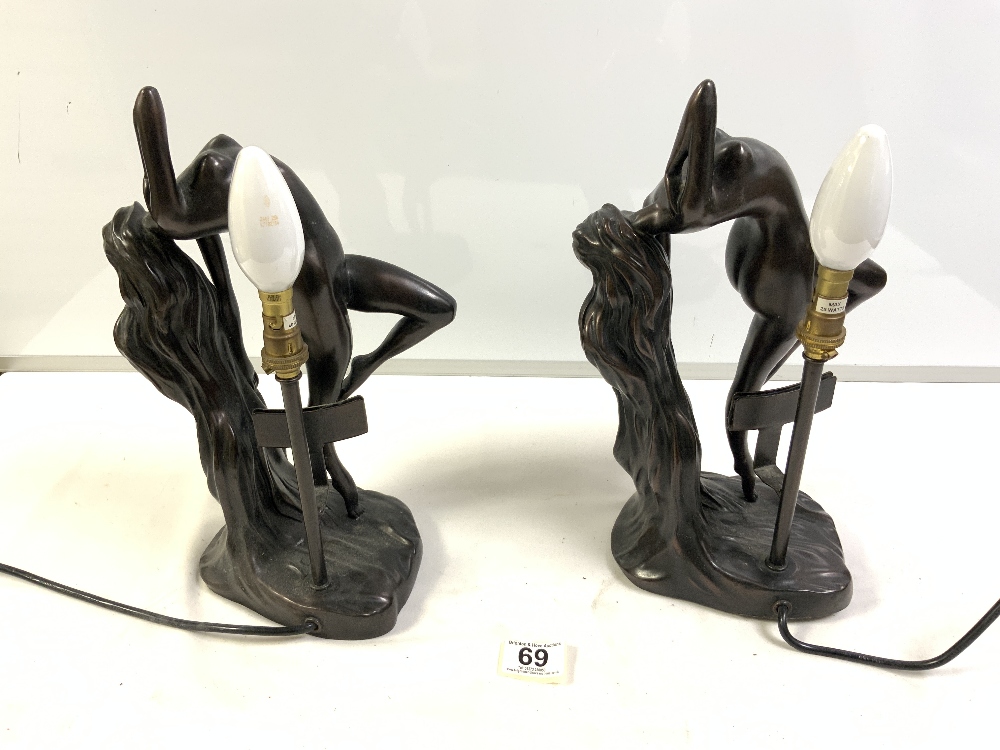 A PAIR OF PLASTER BRONZE EFFECT ART DECO STYLE FEMALE FIGURAL TABLE LAMPS. 33CMS. - Image 3 of 5