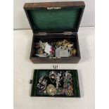 A LEATHER JEWELLERY BOX CONTAINING COSTUME JEWELLERY.