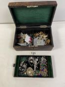 A LEATHER JEWELLERY BOX CONTAINING COSTUME JEWELLERY.