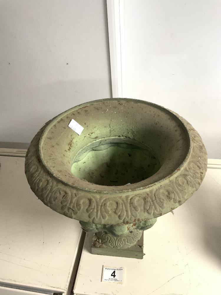 A SMALL CAST IRON GREEN PAINTED FLUTED URN ON SQUARE BASE. 26X26. - Image 2 of 3