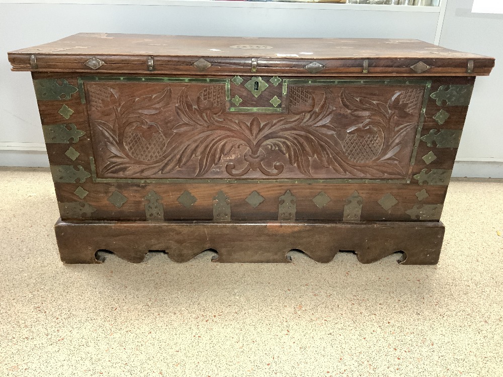 VICTORIAN WOODEN CARVED TRUNK WITH INTERNAL CANDLE BOX AND DECORATED TO THE TOP WITH BRASS 95 X 49 X - Image 2 of 5